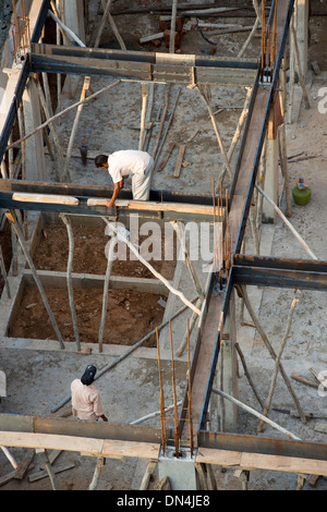 Appartamento indiano blocco telaio essendo costruito utilizzando stampi che il calcestruzzo viene versata in. Andhra Pradesh, India Foto Stock