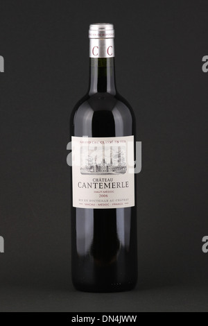 Una bottiglia di francese il vino rosso, Chateau Cantemerle 2006, Grand Cru Classe, Haut-Medoc, Bordeaux, Francia Foto Stock