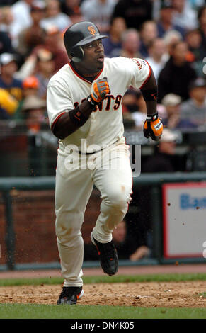 Sep 09, 2006; San Francisco, CA, Stati Uniti d'America; San Francisco Giants RAY DURHAM si affaccia al di fuori campo lato vedere la palla ha colpito nell'undicesimo inning andare per un triplo sabato 7 settembre 9, 2006 da AT&T Park in San Francisco California Durham più tardi il gol della vittoria eseguito su un marchio Sweeney terra palla con le basi caricato per dare i giganti un 5-4 conquistare il San Diego Padres. Credito: foto da Foto Stock