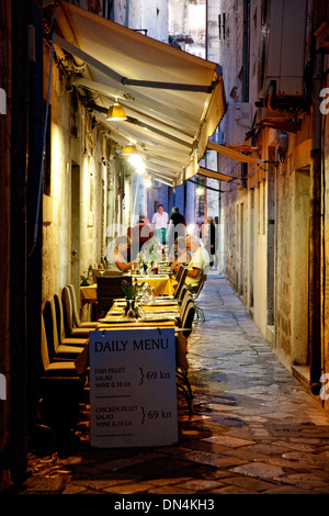 Dubrovnik, Croazia. Scena notturna nella città vecchia con i turisti di mangiare in un ristorante Foto Stock