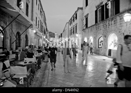 Dubrovnik, Croazia. scena notturna nella città vecchia. Foto Stock