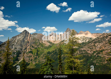 WASHINGTON - Whistler Mountain e spietato dal picco Blue Lake Trail nel Okanogan National Forest sezione di North Cascades. Foto Stock