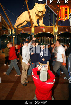 Oct 05, 2006; Detroit, MI, Stati Uniti d'America; Tigers Fan ha festeggiato la vittoria sui New York Yankees nel centro di Detroit. Credito: Foto di George Waldman/ZUMA premere. (©) Copyright 2006 da George Waldman Foto Stock