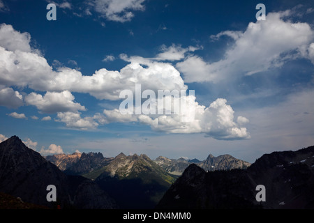 WASHINGTON - Le nuvole formando nel corso della North Cascades da acero passano nel Parco Nazionale delle Cascate del Nord. Foto Stock