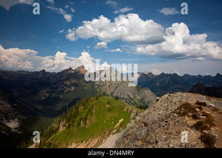 WASHINGTON - Teste di Tuono formando nel corso della North Cascades da acero passano nel Okanogan National Forest. Foto Stock