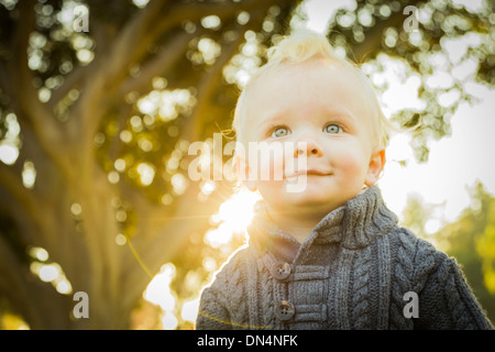 Adorabili poco bionda Baby Boy all'aperto presso il parco. Foto Stock