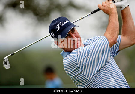 Oct 21, 2006; San Antonio, TX, Stati Uniti d'America; GOLF: JAY HAAS colpisce un ferro fuori dal raccordo a T in corrispondenza di otto sabato a Oak Hills durante il secondo turno di AT&T Golf Championship 2006. Credito: Foto di Tom aspo/San Antonio Express-News/ZUMA premere. (©) Copyright 2006 by San Antonio Express-News Foto Stock