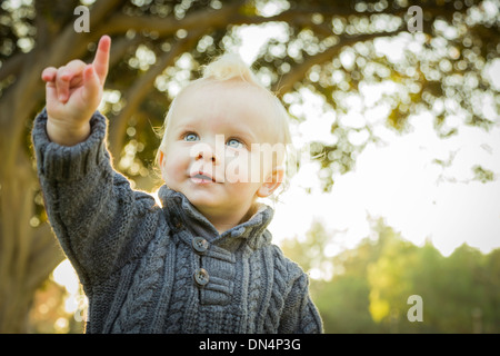 Adorabili poco bionda Baby Boy all'aperto presso il parco. Foto Stock