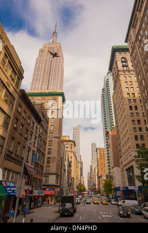 Fifth Avenue di New York City con Empire State Building sul lato sinistro visto dal 32 Street verso nord Foto Stock