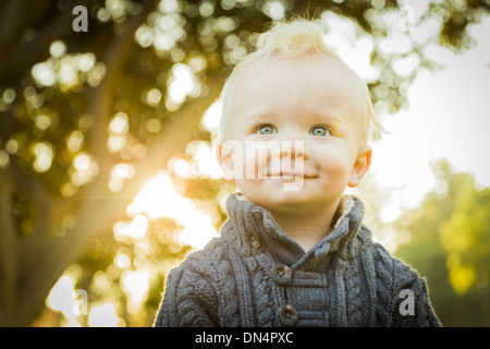 Adorabili poco bionda Baby Boy all'aperto presso il parco. Foto Stock