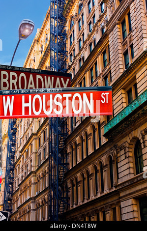 Strada segno New York City West Houston & Broadway con la costruzione di Soho in ghisa quartiere storico Foto Stock