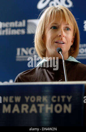 Oct 31, 2006; Manhattan, NY, STATI UNITI D'AMERICA; 2006 New York City Marathon conferenza stampa con SARA KASTOR a Taverna sulla verde nel parco centrale vicino al traguardo. Kastor, 33, di Mammoth Lakes, CA è il 2004 olimpico medaglia di bronzo nella maratona ed è favorito per essere la prima donna americana a vincere la NYC Marathon in tre decenni, Kastor è anche la prima donna americana a rottura 2:20 Foto Stock