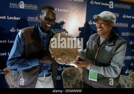 Nov 01, 2006; Manhattan, NY, STATI UNITI D'AMERICA; Paul Tergat (L) e HENDRICK RAMAALA (R) tenere il 2006 Rudin trofeo, essere aggiudicato al vincitore degli uomini della divisione vincitore della Taverna sul verde di Central Park. 2006 New York City Marathon 'New York il favoloso finiture " Conferenza stampa con il campione in carica Paul Tergat e runner-up Hendrick Ramaala. Paul Tergat del Kenya finito di tre tenda Foto Stock