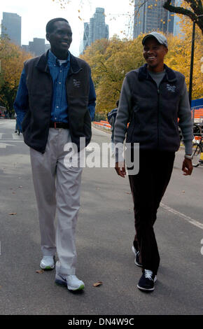 Nov 01, 2006; MANHATTAN, NEW YORK, Stati Uniti d'America; Paul Tergat (L) e HENDRICK RAMAALA (R) a piedi la finitura del 2006 NYC Marathon di Central Park. 2006 New York City Marathon 'New York il favoloso finiture " Conferenza stampa con il campione in carica Paul Tergat e runner-up Hendrick Ramaala. Paul Tergat del Kenya finito di tre decimi di secondo di fronte Hendrick Ramaala del Sud Africa t Foto Stock