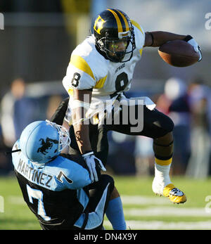 Nov 09, 2006; Hayward, CA, Stati Uniti d'America; Hayward's TROY EVANS è affrontato da Tennyson la CHASE MARTINEZ durante il loro gioco giovedì 9 novembre 2006 in Hayward California. Credito: Foto di Aric Crabb/Oakland Tribune/ZUMA premere. (©) Copyright 2006 Da Oakland Tribune Foto Stock