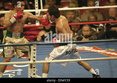 Nov 18, 2006; Las Vegas, NV, STATI UNITI D'AMERICA; Champion OMAR NINO (bianco trunk) ha difeso il suo titolo in un rematch contro BRIAN VILORIA. WBC Champion Omar Nino ha difeso il suo titolo in un rematch contro Brian Viloria al Thomas & Mack Arena di Las Vegas, Nevada. La lotta è stato chiamato una maggioranza disegnare, Nino mantenuto il suo titolo WBC. Le ventole sono state prenotazione in forte disaccordo con il giudice di rigature. Foto Stock