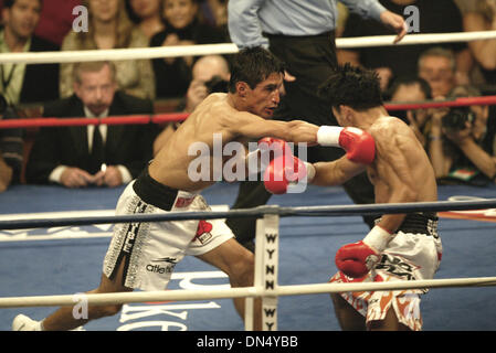 Nov 18, 2006; Las Vegas, NV, STATI UNITI D'AMERICA; Super piuma WBC International Champion MANNY PACQUIAO (con fiamme sui pantaloni) difende il suo titolo nella lotta # 3 il gran finale CONTRO ERIK MORALES al Thomas & Mack Arena di Las Vegas, Nevada. PACQUIAO ha vinto dal knockout in 2:57 minuti nel terzo round. Credito: foto di Mary Ann Owen/ZUMA premere. (©) Copyright 2006 da Mary Ann Owen Foto Stock