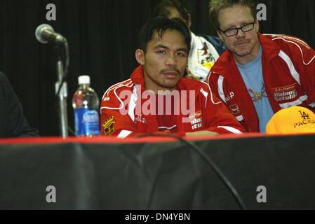 Nov 18, 2006; Las Vegas, NV, STATI UNITI D'AMERICA; Super piuma WBC International Champion MANNY PACQUIAO difende il suo titolo nella lotta # 3 il gran finale CONTRO ERIK MORALES al Thomas & Mack Arena di Las Vegas, Nevada. PACQUIAO ha vinto dal knockout in 2:57 minuti nel terzo round. Nella foto: Vincitore MANNY PACQUIAO ( a sinistra) e il trainer FREDDY ROACH ( a destra) durante la lotta post conferenza stampa uomo Foto Stock