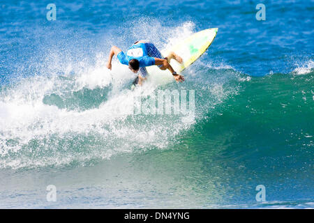 Nov 19, 2006; Haleiwa, North Shore Oahu, HAWAII; Vans Triple Crown di surf, Oahu, Hawaii. L'OP Pro, sei star associazione di professionisti di surf (ASP) Mondo serie di qualificazione (WQS) evento, Alii Beach Park, Haleiwa, Oahu, Hawaii, 12-22 novembre 2006. Nella foto: DAYVAN NEVE (Manly Beach, Sydney, Aus) pubblicato uno dei più alti punteggi di calore del giorno nel giro di 96 surfisti a Foto Stock