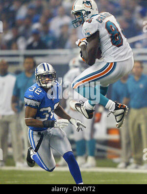 Nov 23, 2006; Detroit, MI, Stati Uniti d'America; National Football League's Thanksgiving tripleheader. i delfini di Miami ha battuto il Lions 27-10. I delfini' wideout CHRIS CHAMBERS rende saltando cattura nella seconda metà. Credito: Foto di Damon Higgins/Palm Beach post/ZUMA premere. (©) Copyright 2006 da Palm Beach post Foto Stock