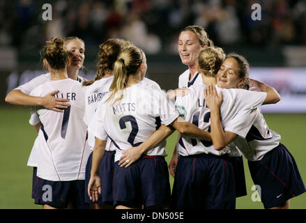 26 nov 2006; Carson, CA, Stati Uniti d'America; Stati Uniti celebra la loro vittoria 2-1 in tempo extra oltre il Canada durante la loro CONCACAF donna Gold Cup Soccer campionati a Home Depot Center. Credito: foto di Armando Arorizo/ZUMA premere. (©) Copyright 2006 by Armando Arorizo Foto Stock