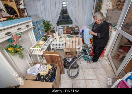 Gera, Germania. 12 Dic, 2013. Rosa Zinecker pulisce e organizza i suoi possedimenti a Gera, Germania, 12 dicembre 2013. Lei e suo marito solo tornati a casa loro un paio di giorni fa. Si è allagato la metà di un anno fa. Foto: Michael Reichel/dpa/Alamy Live News Foto Stock