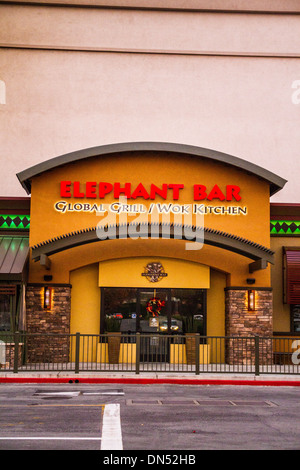 Un elefante Bar Ristorante al tramonto in Northridge California Foto Stock