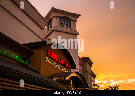 Un elefante Bar Ristorante al tramonto in Northridge California Foto Stock