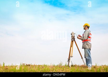 Ingegnere geometra facendo misurare sul campo con Tablet PC Foto Stock