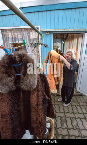 Gera, Germania. 12 Dic, 2013. Rosa Zinecker pulisce e organizza i suoi possedimenti a Gera, Germania, 12 dicembre 2013. Lei e suo marito solo tornati a casa loro un paio di giorni fa. Si è allagato la metà di un anno fa. Foto: Michael Reichel/dpa/Alamy Live News Foto Stock