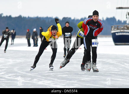 Feb 15, 2009 - Stoccolma, Svezia - Vikingarannet 2009 è una pista di pattinaggio sul ghiaccio 'marathon' 80 km di lunghezza e sia competitiva e gara non competitiva. Tempo di mantenere è individuale. Il corso è previsto secondo le previsioni meteo. Normalmente lo start è in Skarholmen, Uppsala, a Sigtuna, Kungsangen e finire in Hasselby. Vkingaturen è una breve corsa, 50 km di lunghezza, Vikingarannet kor Foto Stock