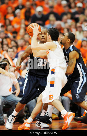 22 febbraio 2009: Villanova avanti Dante Cunningham (#33) guarda per la palla durante la riproduzione di Siracusa. Il Villanova Wildcats sconfitto il Syracuse 89-86 arancione nella parte anteriore del 26,879 appassionati al Carrier Dome di Siracusa, NY.(Immagine di credito: © Alan Schwartz/Cal Sport Media) Foto Stock