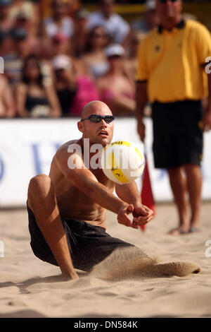 Jun 11, 2006; Hermosa Beach, CA, Stati Uniti d'America; PHIL DALHAUSER all'AVP Professional Beach volley - Hermosa Beach, CA. Credito: Foto di Wally nellâ/ZUMA premere. (©) Copyright 2006 by Wally nellâ Foto Stock