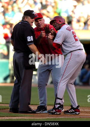 Lug 08, 2006; Oakland, CA, Stati Uniti d'America; Los Angeles gli angeli di Anaheim e manager di Mike SCIOSCIA e Angeli designati hitter Vladimir Guerrero controversia homeplate arbitro Bill Miller di terza inning chiamata durante la Oakland gioco atletica Luglio 8, 2006 in McAfee Coliseum di Oakland, California Guerrero ha affermato di aver risentito in mano da un Joe Blaunton passo ma è stato stabilito un equo palla. Punteggio finale: 6-4 Foto Stock