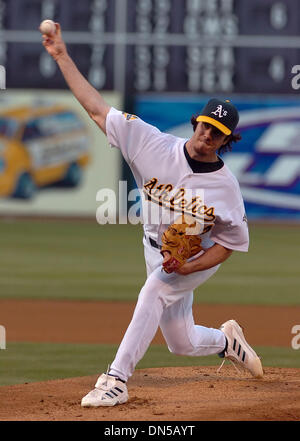 Aug 11, 2006; Oakland, CA, Stati Uniti d'America; Oakland Athletics lanciatore Dan Haren,#24, passi contro il Tampa Bay Devil Ray nel primo inning del loro gioco su Venerdì, 11 agosto 2006 a McAfee Coliseum di Oakland, California Credito: Foto di Jose Carlos Fajardo/Contra Costa Times/ZUMA premere. (©) Copyright 2006 by Contra Costa Times Foto Stock