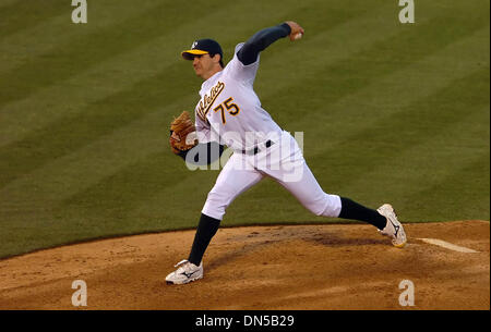 Agosto 14, 2006; Oakland, CA, Stati Uniti d'America; Oakland Athletics pitcher Barry Zito, #75, passi contro il Seattle Marines nella terza inning del loro gioco Lunedì, Agosto 14, 2006 a McAfee Coliseum. A Milton Bradley, #22, sarebbero al sicuro in un primo momento e Kielty fuori al secondo. Credito: Foto di Jose Carlos Fajardo/Contra Costa Times/ZUMA premere. (©) Copyright 2006 by Contra Costa Times Foto Stock