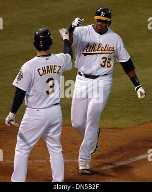 Agosto 14, 2006; Oakland, CA, Stati Uniti d'America; Oakland Athletics Frank Thomas, #35, si congratula con il compagno di squadra Eric Chavez, #3, dopo aver toccato un assolo home run contro i Seattle Mariners nella quinta inning del loro gioco Lunedì, Agosto 14, 2006 a McAfee Coliseum. Credito: Foto di Jose Carlos Fajardo/Contra Costa Times/ZUMA premere. (©) Copyright 2006 by Contra Costa Times Foto Stock