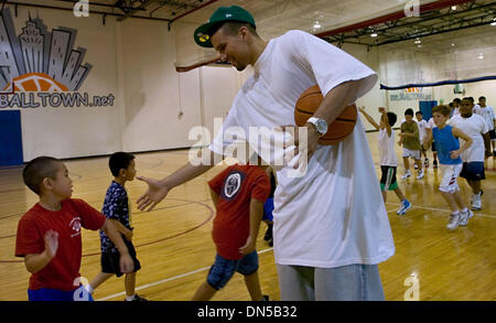 Aug 16, 2006; Sacramento, CA, Stati Uniti d'America; Sacramento Kings, Francisco Garcia, dà un elevato da cinque a Kody Luong, 7, mentre egli aiuta con i bambini in una gioventù basket camp, Mercoledì, 16 agosto 2006, a Città di basket. Credito: Foto di Lezlie sterlina/Sacramento Bee/ZUMA premere. (©) Copyright 2006 by Sacramento Bee Foto Stock