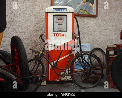 Totale, la vecchia pompa di benzina con bicicletta parcheggiata di fronte ad esso, pic3 Foto Stock