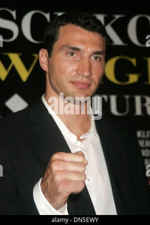 Sep 19, 2006; New York, NY, STATI UNITI D'AMERICA; Heavyweight Champion del mondo Wladimir Klitschko alla conferenza stampa per annunciare la sua prossima lotta con Calvin Brock su Novembre 11, 2006 al Madison Square Garden. Credito: Foto di Nancy Kaszerman/ZUMA premere. (©) Copyright 2006 by Nancy Kaszerman Foto Stock