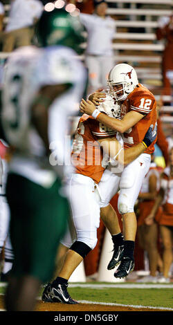 Oct 14, 2006; Austin, TX, Stati Uniti d'America; NCAA Football: UT quarterback Colt McCoy celebra con Pietro Ullman dopo i due collegati per un touchdown con :28 sinistra nella prima metà Sabato, Ottobre 14, 2006 a Darrell K. Royal-Texas Memorial Stadium di Joe Jamail Campo in Austin, TX. Led Texas 28-10 al tempo di emisaturazione Credito: Foto di Bahram Mark Sobhani/San Antonio Express-News/ZUMA Foto Stock