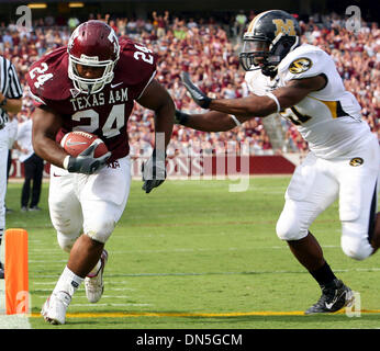 Oct 14, 2006; College Station, TX, Stati Uniti d'America; NCAA Football: Texas A&M's Chris Alexander Segna un touchdown infront del Missouri's William Moore sabato ott. 14, 2006 a Kyle Campo in College Station. Credito: Foto di EA Ornelas/San Antonio Express-News/ZUMA premere. (©) Copyright 2006 by San Antonio Express-News Foto Stock