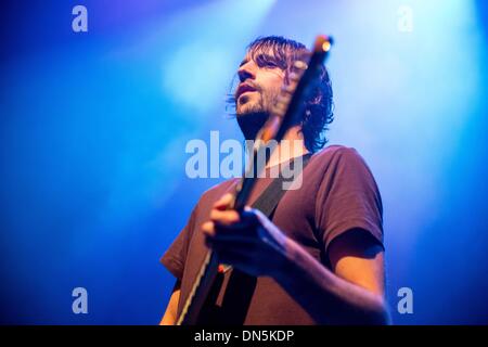 Detroit, Michigan, Stati Uniti d'America. Xvii Dec, 2013. Il bassista WALTER GERVERS di "puledri' eseguire la notte 89X ha rubato il natale Show al Fillmore. Credito: Marc Nader/ZUMA filo/ZUMAPRESS.com/Alamy Live News Foto Stock