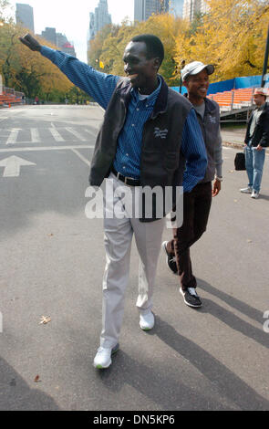 Nov 01, 2006; Manhattan, NY, STATI UNITI D'AMERICA; Paul Tergat (L) e HENDRICK RAMAALA (R) a piedi la finitura del 2006 NYC Marathon di Central Park. 2006 New York City Marathon 'New York il favoloso finiture " Conferenza stampa con il campione in carica Paul Tergat e runner-up Hendrick Ramaala. Paul Tergat del Kenya finito di tre decimi di secondo di fronte Hendrick Ramaala del Sud Africa per vincere Foto Stock