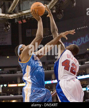 Nov 02, 2006; Los Angeles, CA, Stati Uniti d'America; Los Angeles Clippers' riparo (42) Elton Brand blocca il colpo di Denver Nuggets" (31) NENE durante i secondi finali della seconda metà a Staples Center di Los Angeles. Clippers vinto da un punteggio di 96-95. Credito: foto di Armando Arorizo/ZUMA premere. (©) Copyright 2006 by Armando Arorizo Foto Stock