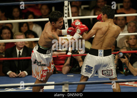 Nov 18, 2006; Las Vegas, NV, STATI UNITI D'AMERICA; Super piuma WBC International Champion MANNY PACQUIAO (con fiamme sui pantaloni) difende il suo titolo nella lotta # 3 il gran finale CONTRO ERIK MORALES al Thomas & Mack Arena di Las Vegas, Nevada. PACQUIAO ha vinto dal knockout in 2:57 minuti nel terzo round. Credito: foto di Mary Ann Owen/ZUMA premere. (©) Copyright 2006 da Mary Ann Owen Foto Stock