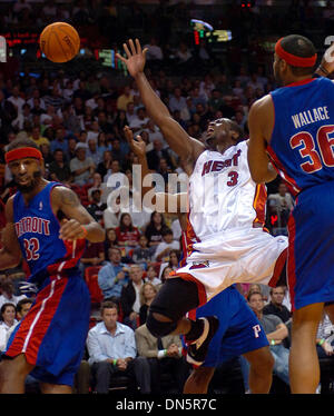 30 nov. 2006; Miami, FL, Stati Uniti d'America; Miami Heat guard Dwyane Wade (3) è imbrattata di Detroit pistoni guard Richard Hamilton (32) durante il primo trimestre alla American Airlines Area Giovedì, Nov.30. 2006, in Miami.Detroit pistoni in avanti da Rasheed Wallace (36) guarda a. Credito: Foto di Steve Mitchell/Palm Beach post/ZUMA premere. (©) Copyright 2006 da Palm Beach post Foto Stock