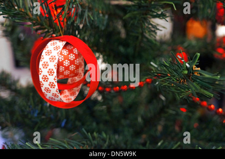 Vista ravvicinata di un ornato albero di natale con il rosso e bianco decorazioni fatte a mano Foto Stock