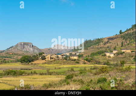 Paesaggio, villaggio del popolo Betsileo con risaie a terrazze, montagne rocciose, Anja-Park vicino a Ambalavao, Madagascar