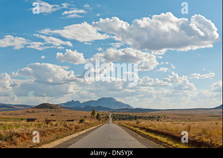 Lunga strada diritta, vasto paesaggio arido, cielo di nuvole, Isalo National Park vicino a Ranohira, Madagascar Foto Stock